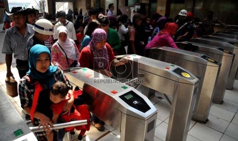  Penumpang melintasi pintu tiket elektronik Kereta Rel Listrik (KRL) saat keluar Stasiun Tanah Abang, Jakarta Pusat, Jumat (28/6).   (Republika/Prayogi)