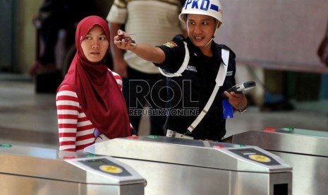  Penumpang melintasi pintu tiket elektronik Kereta Rel Listrik (KRL) saat keluar Stasiun Tanah Abang, Jakarta Pusat, Jumat (28/6).   (Republika/Prayogi)