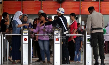  Penumpang melintasi pintu tiket elektronik Kereta Rel Listrik (KRL) saat keluar Stasiun Tanah Abang, Jakarta Pusat, Jumat (28/6).   (Republika/Prayogi)