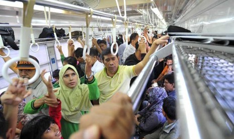  Penumpang memadati gerbong KRL jurusan Stasiun Tanah Abang di Jakarta, Senin (24/6).   (Antara/Wahyu Putro)