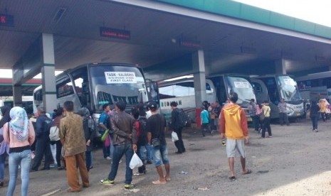 Penumpang memadati pool bus Budiman di Kota Tasikmalaya, Jawa Barat, Senin (1/1). 