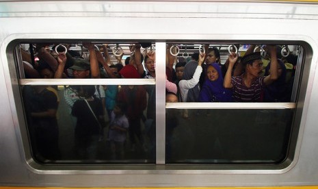 Penumpang memadati salah satu gerbong Kereta Rel Listrik (KRL) di Stasiun Manggarai, Jakarta, Rabu (30/12).