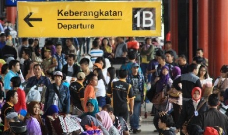 Passengers at Soekarno-Hatta, Tangerang, Banten (illustration)