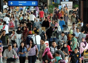 Penumpang memadati terminal 1B keberangkatan Bandara Internasional Soekarno Hatta, Tangerang, Banten, Ahad (25/12). (Republika/Wihdan Hidayat)