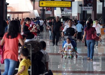 Penumpang memadati terminal 1B keberangkatan Bandara Internasional Soekarno Hatta, Tangerang, Banten, Ahad (25/12). (Republika/Wihdan Hidayat)