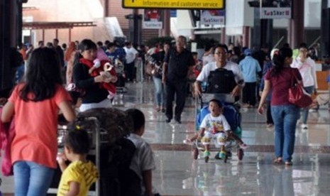 Penumpang memadati terminal 1B keberangkatan Bandara Internasional Soekarno Hatta, Tangerang, Banten, Ahad (25/12). (Republika/Wihdan Hidayat)