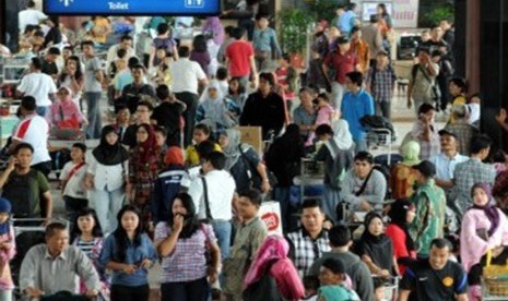 Penumpang memadati terminal 1B keberangkatan Bandara Internasional Soekarno Hatta, Tangerang, Banten, Ahad (25/12). (Republika/Wihdan Hidayat)