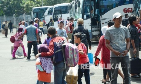 Penumpang memadati Terminal Leuwipanjang, Kota Bandung.