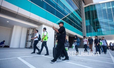 Penumpang memasuki area bandara seusai mendarat dengan pesawat komersial Citilink saat penerbangan perdana di Bandara Yogyakarta International Airport (YIA), Kulonprogo, DI Yogyakarta, Senin (6/5).