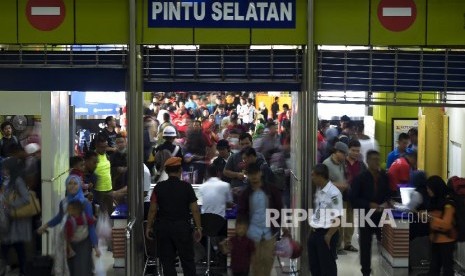 Penumpang memasuki peron di Stasiun Gambir, Jakarta, Sabtu (1/6