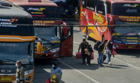 Penumpang membawa barang bawaan setelah turun dari bus (ilustrasi). Pemesanan tiket bus untuk 15 April dan seterusnya itu sudah mulai penuh.