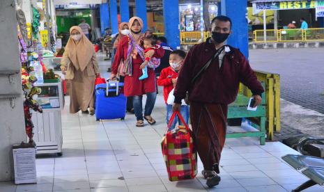 Penumpang membawa barang bawaan usai turun dari bus di Terminal Induk Jati, Kudus, Jawa Tengah, Selasa (26/4/2022). Menurut kepala terminal setempat, memasuki H-6 Hari Raya Idul Fitri 1443 H terminal tersebut mulai ramai pemudik dengan bus yang masuk mencapai 170 bus per hari. Meski Jarang Dilewati Pemudik, Kudus Tetap Siapkan Jalur Alternatif