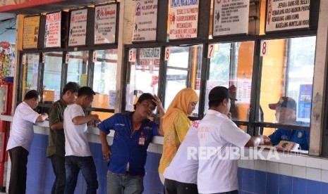   Penumpang membeli tiket bus di Terminal Kampung Rambutan, Jakarta Timur, Jumat (24/6). (Republika/ Yasin Habibi)