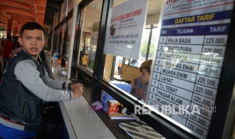 Penumpang membeli tiket bus di Terminal Kampung Rambutan, Jakarta Timur, Jumat (24/6). (Republika/ Yasin Habibi)