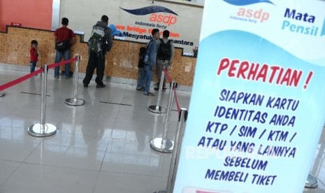 Penumpang membeli tiket kapal laut di Pelabuhan Bakauheni, Lampung, Selasa (21/6). (Republika/ Wihdan)