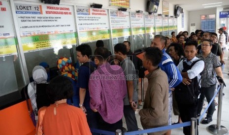 Penumpang membeli tiket Kereta Api di Stasiun Pasar Senen, Jakarta (29/6). 