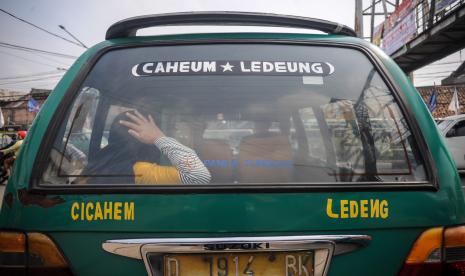 Penumpang menaiki angkot di Terminal Cicaheum, Bandung, Jawa Barat. Sebanyak 52,2 persen masyarakat yang disurvei setuju jika bahan bakar minyak (BBM) bersubsidi hanya untuk kendaraan umum dan dan roda dua. Namun demikian, jumlah responden yang menolak BBM bersubsidi hanya untuk kendaraan umum dan roda dua juga cukup banyak yakni sekitar 44,2 persen.