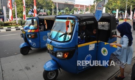 Penumpang menaiki bajaj gas seusai pelepasan 700 bajaj gas gratis di Mobile Refueling Unit (MRU) PGN Station IRTI Monas, Jakarta, Ahad (14/8). 