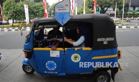 Penumpang menaiki bajaj gas seusai pelepasan 700 bajaj gas gratis di Mobile Refueling Unit (MRU) PGN Station IRTI Monas, Jakarta, Ahad (14/8). 