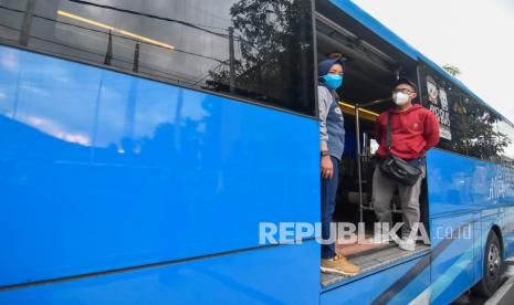 Penumpang menaiki bus DAMRI menuju pelabuhan Kayangan, di Mataram, NTB, Kamis (2/9/2021). Pemprov NTB meluncurkan trayek transportasi dengan tarif murah pendukung Kawasan Strategis Pariwisata Nasional (KSPN) Mandalika yang dilayani langsung oleh armada Perum DAMRI diantaranya trayek Bangsal-Geopark Rinjani dengan tarif Rp20 ribu, trayek terminal Kayangan-Mandalika dengan tarif Rp15 ribu, trayek Epicentrum Mall-Mandalika dengan tarif Rp17 ribu dan trayek Lembar-Mandalika dengan tarif Rp25 ribu.