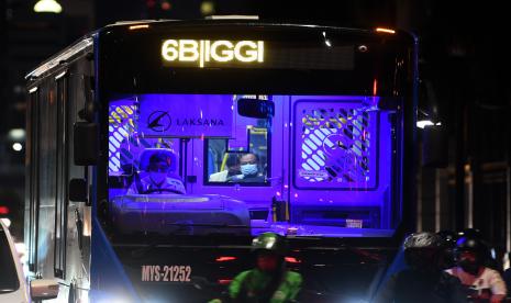 Penumpang menaiki Bus Transjakarta saat melintasi kawasan Pantung Arjuna Wiwaha, Jakarta. PT Transportasi Jakarta (Transjakarta) memperpanjang jam operasional armada bus, mulai tanggal 26 Januari -8 Februari 2021. Hal ini Sehubungan dengan Keputusan Gubernur (Kepgub) DKI Jakarta Nomor 51 Tahun 2021 tentang Perpanjangan Pemberlakukan, Jangka Waktu dan Pembatasan Aktivitas Luar Rumah Pembatasan Sosial Berskala Besar (PSBB).