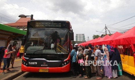 Penumpang menaiki bus Transjakarta Tanah Abang Explorer di Tanah Abang, Jakarta, Selasa (26/12). 