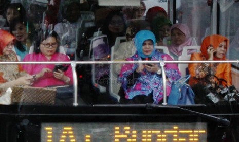  Penumpang menaiki bus wisata saat uji coba dan sosialisasi kepada penumpang di Jakarta, Jumat (21/2). ( Republika/Yasin Habibi)