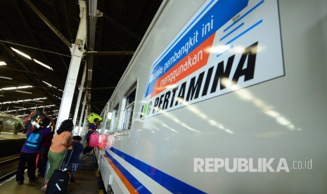 Penumpang menaiki gerbong kereta api pembangkit argo Parahyangan jurusan Bandung-Jakarta berbahan bakar Liqufied Natural Gas (LNG), di Stasiun Bandung, Kota Bandung, Selasa (20/12).