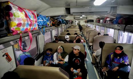 Penumpang menaiki kereta api Airlangga jurusan Surabaya Pasarturi di Stasiun Pasar Senen, Jakarta.