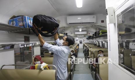 Penumpang menaiki Kereta Ranggajati rute Jember-Cirebon di Stasiun Balapan Solo, Jawa Tengah, Selasa (18/5/2021). 