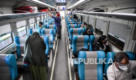 Penumpang naik Kereta Turangga tujuan Surabaya Gubeng di Stasiun Gambir, Jakarta Pusat.