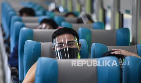 Penumpang naik Kereta Turangga tujuan Surabaya Gubeng di Stasiun Gambir, Jakarta Pusat, Kamis (20/8/2020). 