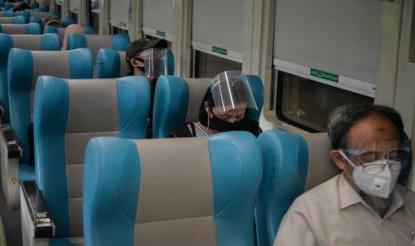 Penumpang menaiki Kereta Api Turangga tujuan Surabaya Gubeng di Stasiun Gambir, Jakarta, Kamis (20/8).