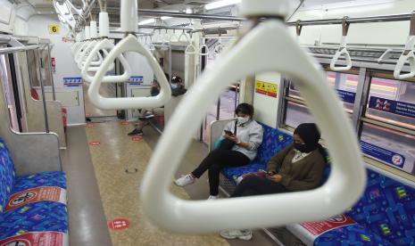 Penumpang menaiki KRL Commuter Line di Stasiun Manggarai, Jakarta, Kamis (1/7/2021). Pemerintah akan menerapkan PPKM Darurat di Pulau Jawa dan Bali mulai 3 Juli mendatang, salah satunya membatasi penumpang transportasi umum maksimal 70 persen dari kapasitas serta pelaku perjalanan yang menggunakan moda transportasi jarak jauh harus menunjukkan kartu vaksin dan PCR H-2 untuk pesawat serta antigen (H-1) untuk moda trasnportasi jarak jauh lainnya.