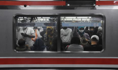 Penumpang menaiki KRL di Stasiun Manggarai, Jakarta, Senin (20/6/2022). Menteri Perhubungan Budi Karya Sumadi menargetkan pengguna harian KRL Jabodetabek bisa mencapai dua juta penumpang per hari melalui peningkatan pelayanan dengan membangun Double-Double Track (DDT), mempersingkat waktu tunggu kedatangan antar-kereta, serta merevitalisasi stasiun. 