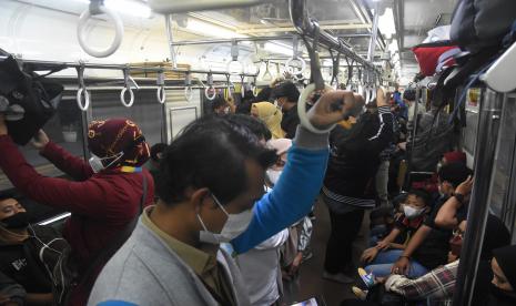 Penumpang menaiki KRL di Stasiun Manggarai, Jakarta. PT Kereta Api Indonesia (Persero) atau KAI melalui PT Kereta Commuter Indonesia (KCI) berkolaborasi dengan GoTo untuk mempermudah pengguna kereta rel listrik (KRL). Dengan adanya kolaborasi tersebut, kini untuk naik KRL bisa memesan sekaligus melakukan pembayaran melalui aplikasi Gojek. 