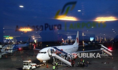 Penumpang menaiki maskapai di teminal keberangkatan Bandara Ngurah Rai, Bali, Sabtu (16/7)