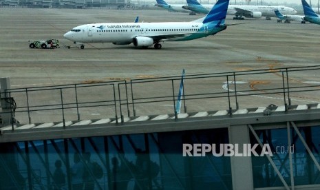 Penumpang menaiki pesawat di Terminal 3 Bandara Soekarno Hatta, Tangerang, Banten, Ahad (16/7).