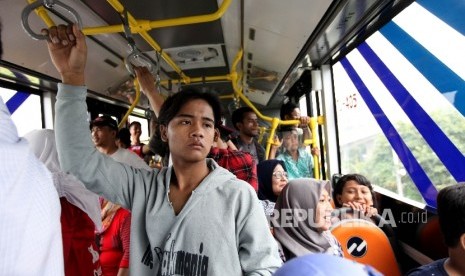 Penumpang menaiki transportasi Transjakarta saat dilakukannya uji coba koridor 13 Tendean-Ciledug, Jakarta, Ahad (13/8).