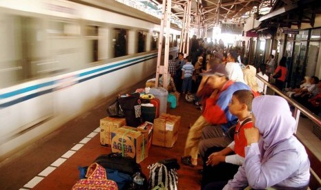 Penumpang menanti kereta di Stasiun Solo Balapan.