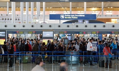 Penumpang mengantre pemeriksaan polisi perbatasan Prancis di Bandara Charles de Gaulle, (14/11). Menyusul teror di Paris pemerintah memperketat pemeriksaan bahkan menutup perbatasan Prancis.