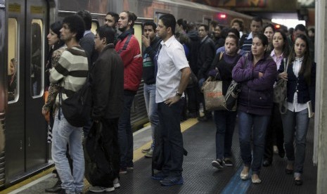 Penumpang mengantre untuk masuk kereta di Stasiun Subway Estacao da Se, Sao Paulo, Brasil. 