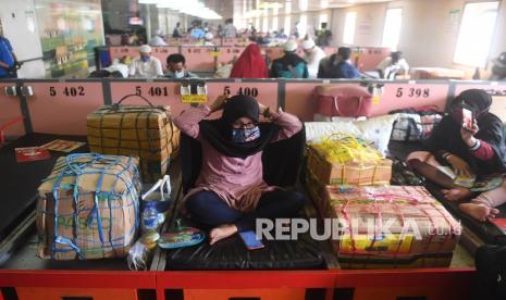 Penumpang mengenakan masker di KM Dorolonda yang akan diberangkatkan dari Terminal Penumpang Tanjung Priok, Jakarta, Ahad (15/11/2020). PT Pelni menerapkan protokol kesehatan yang ketat dan sudah diverifikasi oleh Komite Nasional Keselamatan Transportasi (KNKT) guna memastikan penumpang angkutan laut terhindar dari COVID-19. 