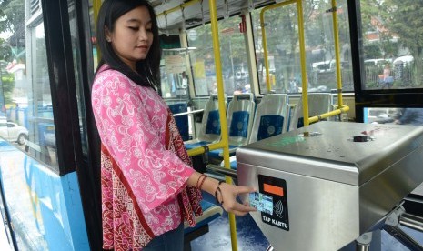 Penumpang menggunakan kartu Bandung Smart Car pada uji coba penggunaan tiket elektronik bus Trans Metro Bandung (TMB), di halte bus TMB Koridor II, Jl Ahmad Yani, Kota Bandung, beberapa waktu lalu..