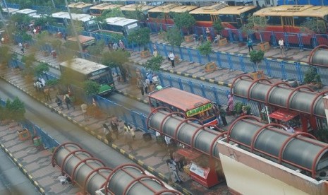 Penumpang menunggu bis di terminal Blok M, Jakarta, Jumat (2/1). Rencana pemerintah pusat menaikkan harga BBM bersubsidi menjadi Rp 6.000 per liter dari harga awal Rp 4.500 per liter memicu kemungkinan kenaikan tarif angkutan umum di semua daerah, termasuk