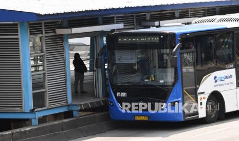 Penumpang menunggu bus Transjakarta di Halte Harmoni, Jakarta (ilustrasi)