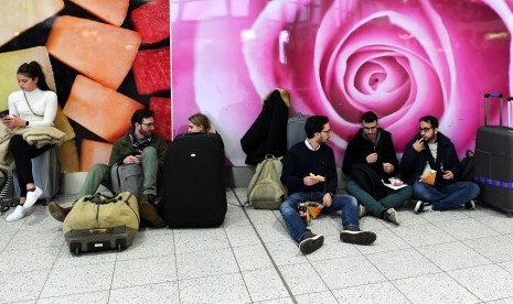 Penumpang menunggu di Bandara Gatwick, Sussex, Inggris. Drone yang terbang di bandara membuat seluruh aktivitas terpaksa dihentikan sementara. Pada Sabtu (22/12), Gatwick sudah dibuka kembali.