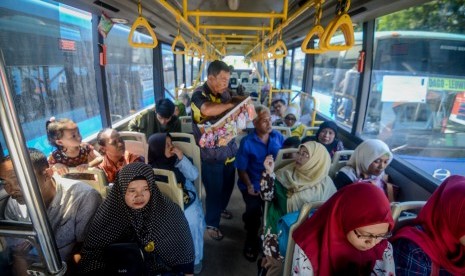 Penumpang menunggu keberangkatan bus Trans Metro Bandung (TMB) di Terminal Leuwi Panjang, Bandung, Jawa Barat, Rabu (3/4/2019). 