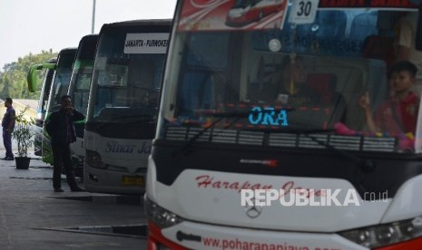 Penumpang menunggu keberangkatan bus yang ia tumpangi di Terminal Terpadu Pulo Gebang yang terletak di Jakarta Timur, Kamis (8/6). Jelang arus mudik Hari Raya Idul Fitri 2017, Dinas Perhubungan DKI Jakarta menemukan 220 bus angkutan lebaran yang dinyatakan tidak layak jalan saat melakukan pemeriksaan kelaikan kendaraan (ramp check) untuk bus angkutan lebaran.