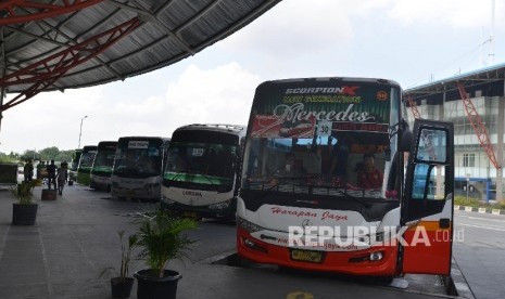 Penumpang menunggu keberangkatan bus. (Ilustrasi)